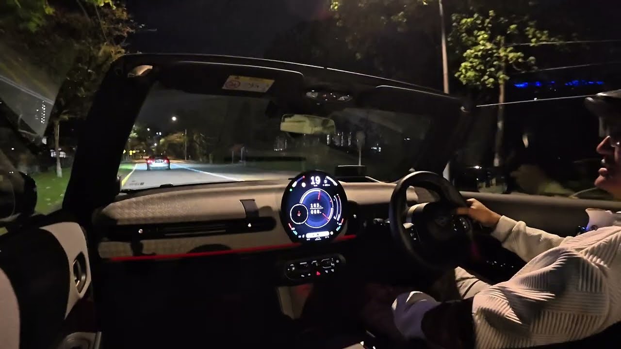 Сейчас Mazda MX5 стоит 295 000 ринггитов, а эта — 320 000 ринггитов. Какую бы вы выбрали?