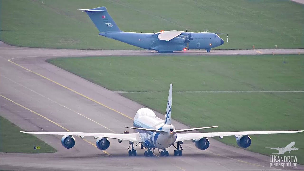 Неожиданная встреча - такое не повторяется. Самолеты Боинг 747 и Airbus A400 в Сочи.
