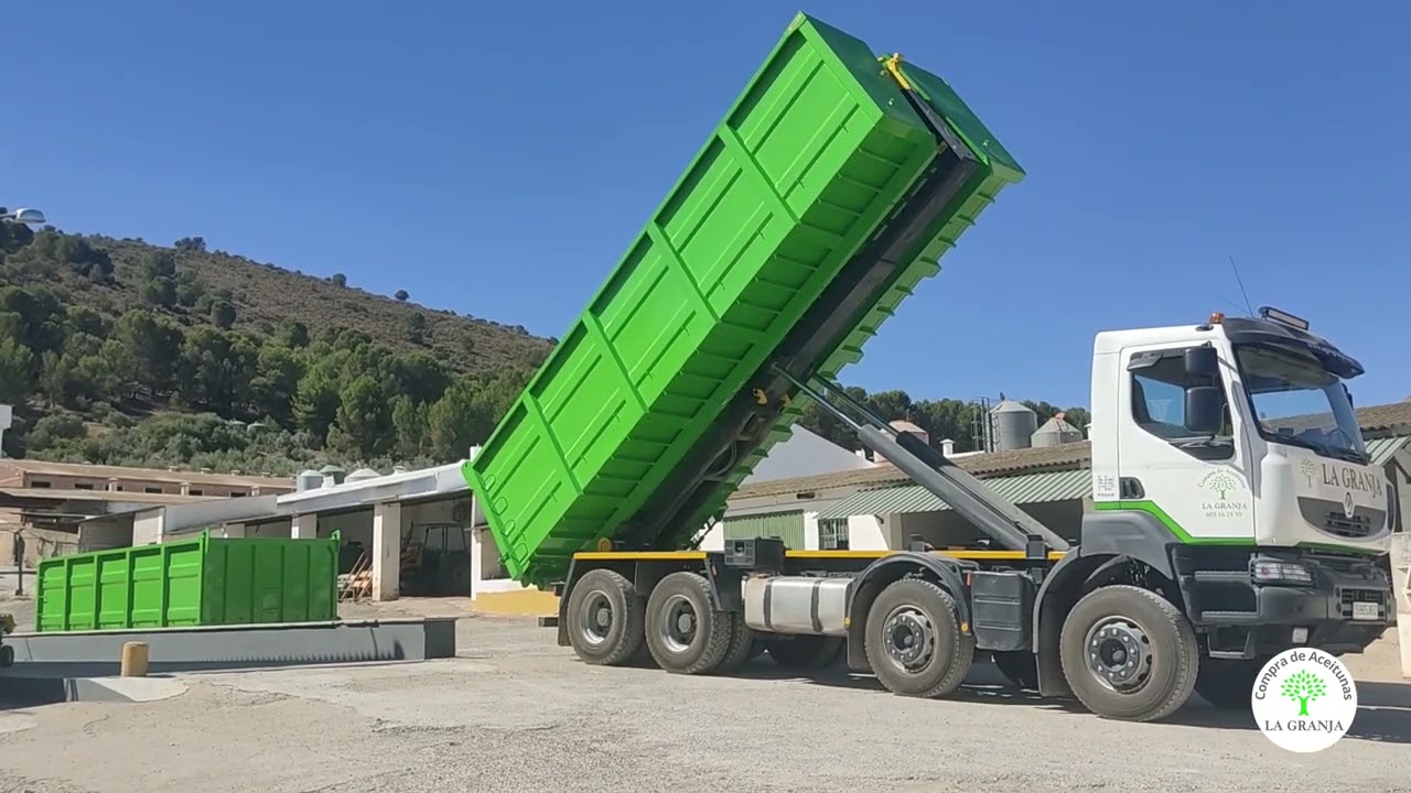 CAMION RENAULT KERAX 8X4 GANCHO JIMECA 25TN  MANIOBRA DE ENGANCHE BASCULADO Y DESENGANCHE CAJA 29 M3