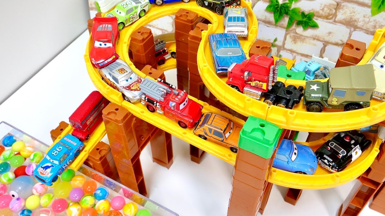 Various CarsTomica miniature cars will run down the hill and jump into the colorful water!