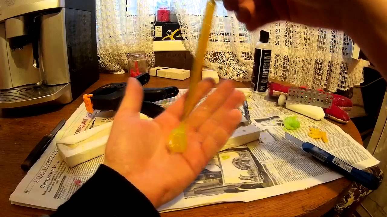 Литьё двухцветных силиконовых приманок двумя шприцами.