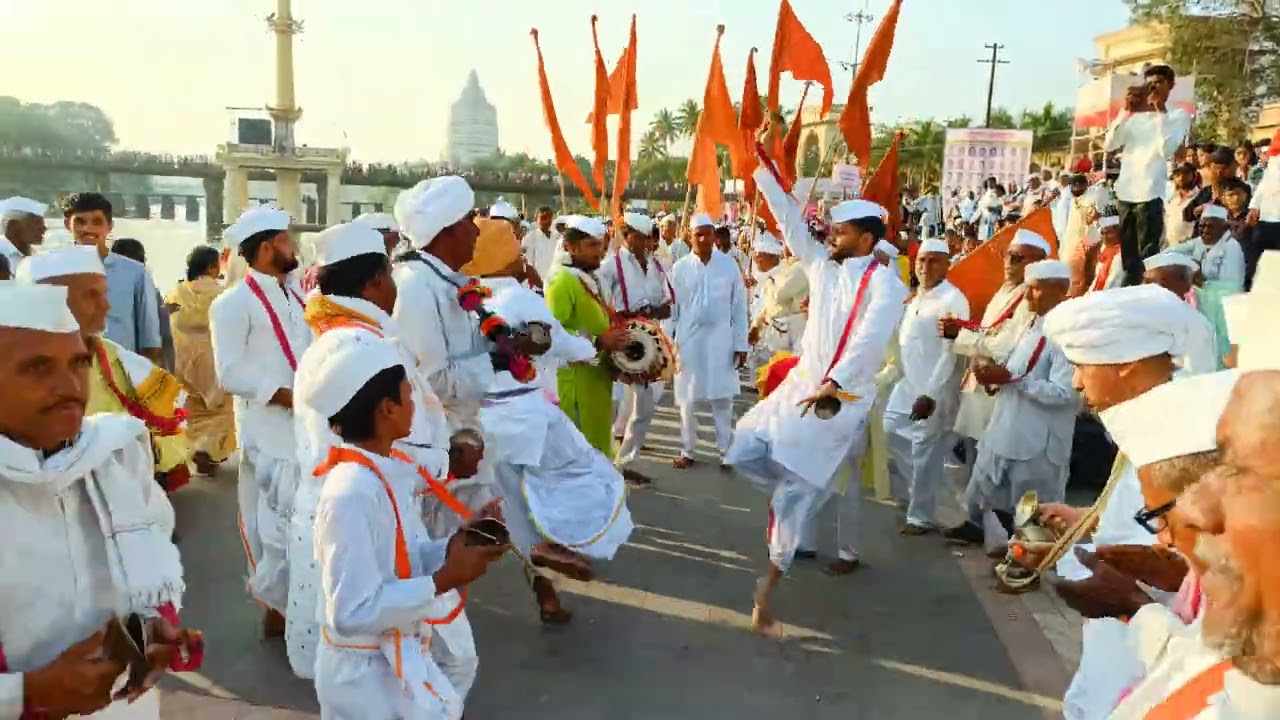 हा सुख सोहळा स्वर्गी नाही