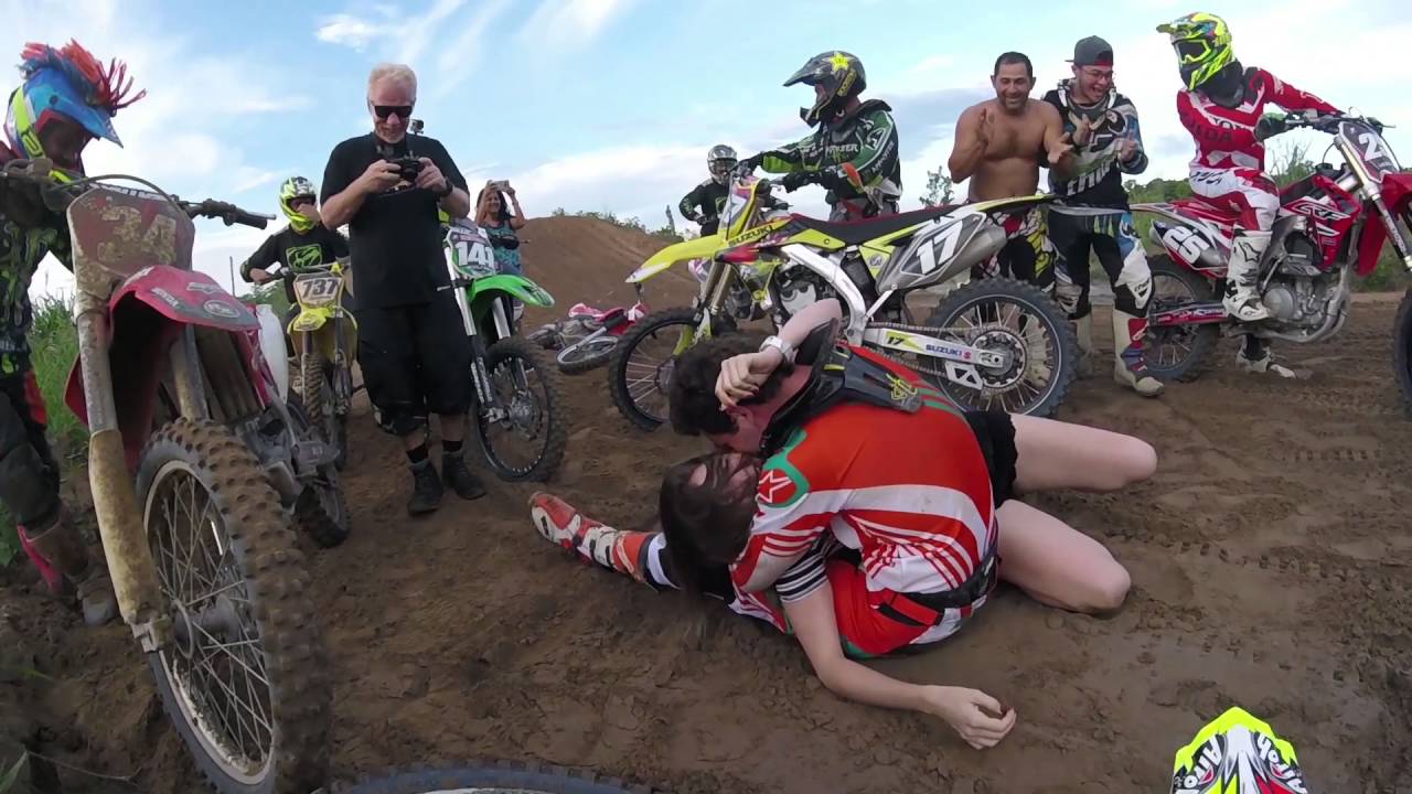 Pedido de Casamento Surpresa - Pista de Motocross
