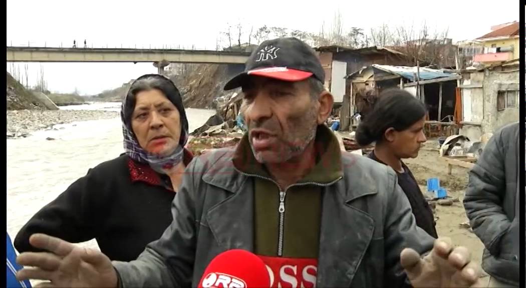 Komuniteti rom apel Qeverisë: Na jepni ca tokë të ndërtojmë barakat larg lumit- Ora News