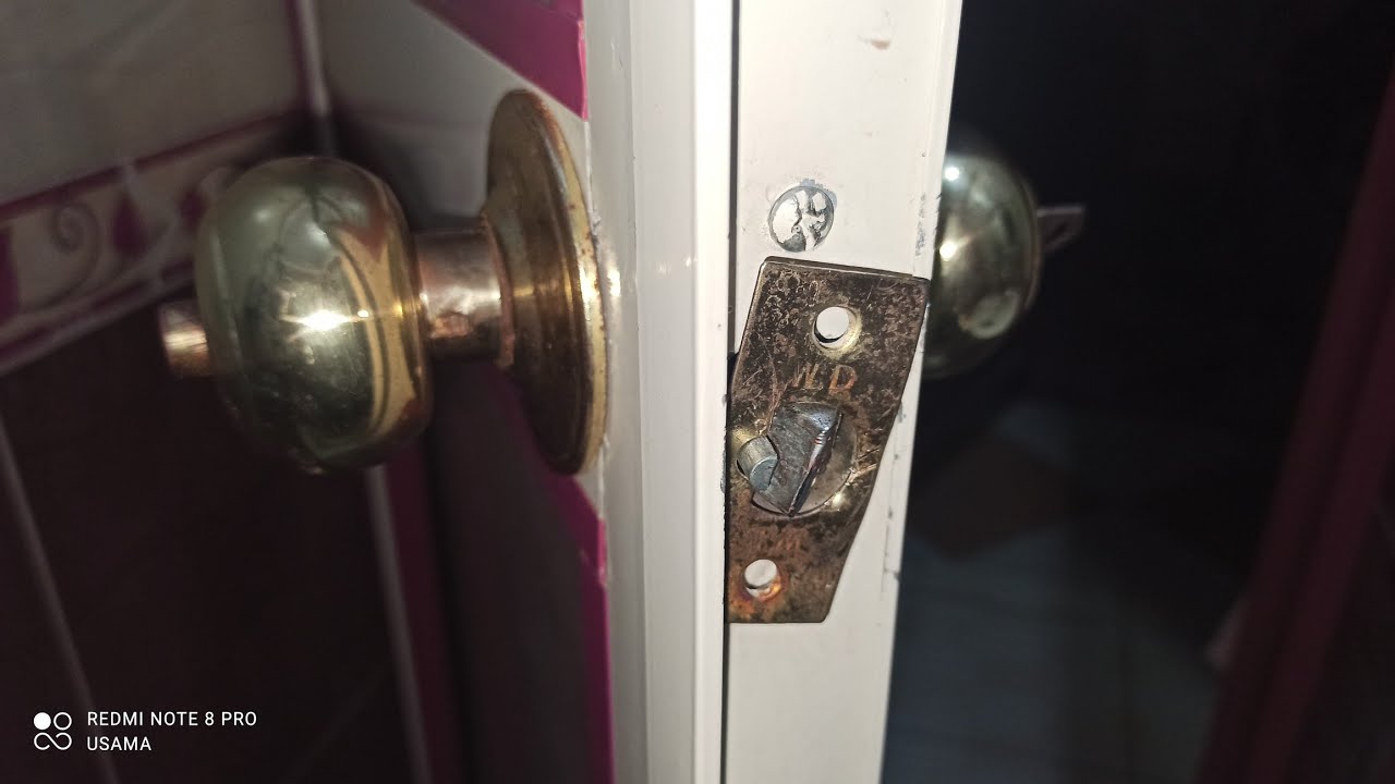 اصلاح  اكرة باب الحمام الكالون الفندقي. Round door lock installation برجاء الاشتراك في القناه