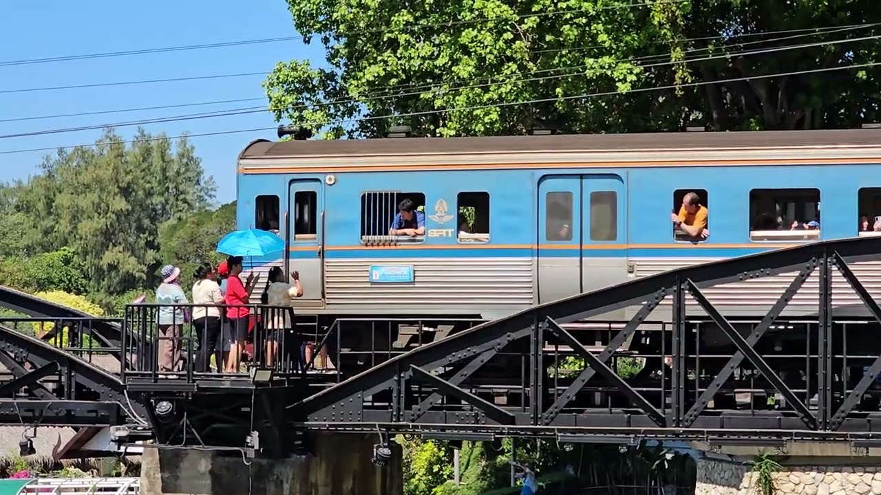 รถนำเที่ยว 909 ข้ามสะพานแควใหญ่ Excursion train 909 on River Kwai bridge 