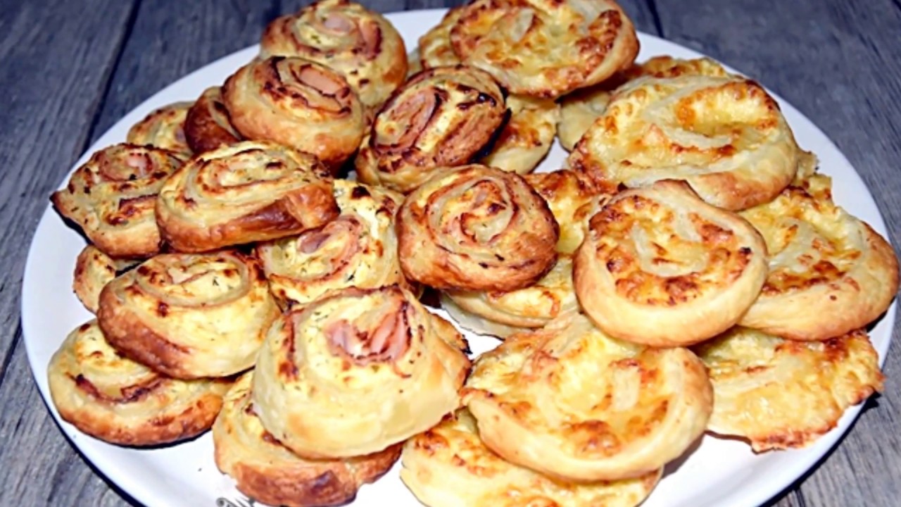 Rulouri aperitiv din foietaj, cu branza si sunca presata