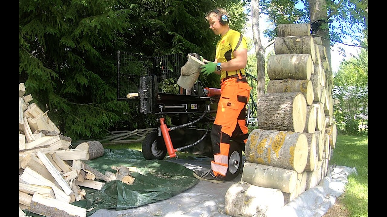 Timppa pörisee ja Aku hörisee. Timco 22 ton Log Splitter.
