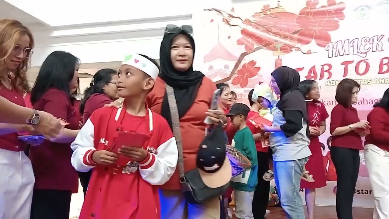 Acara anak Spesial di hari Imlek bagi bagi angpao 