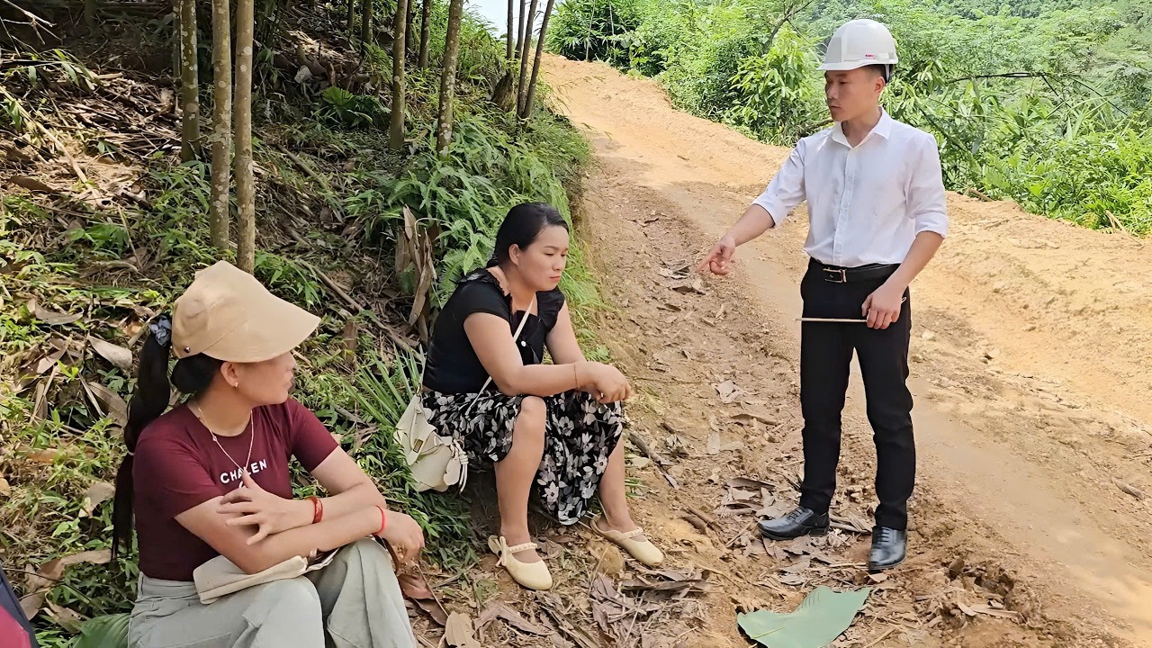 When Van brought up the matter of paying the fine again, Mui immediately defended Nhat