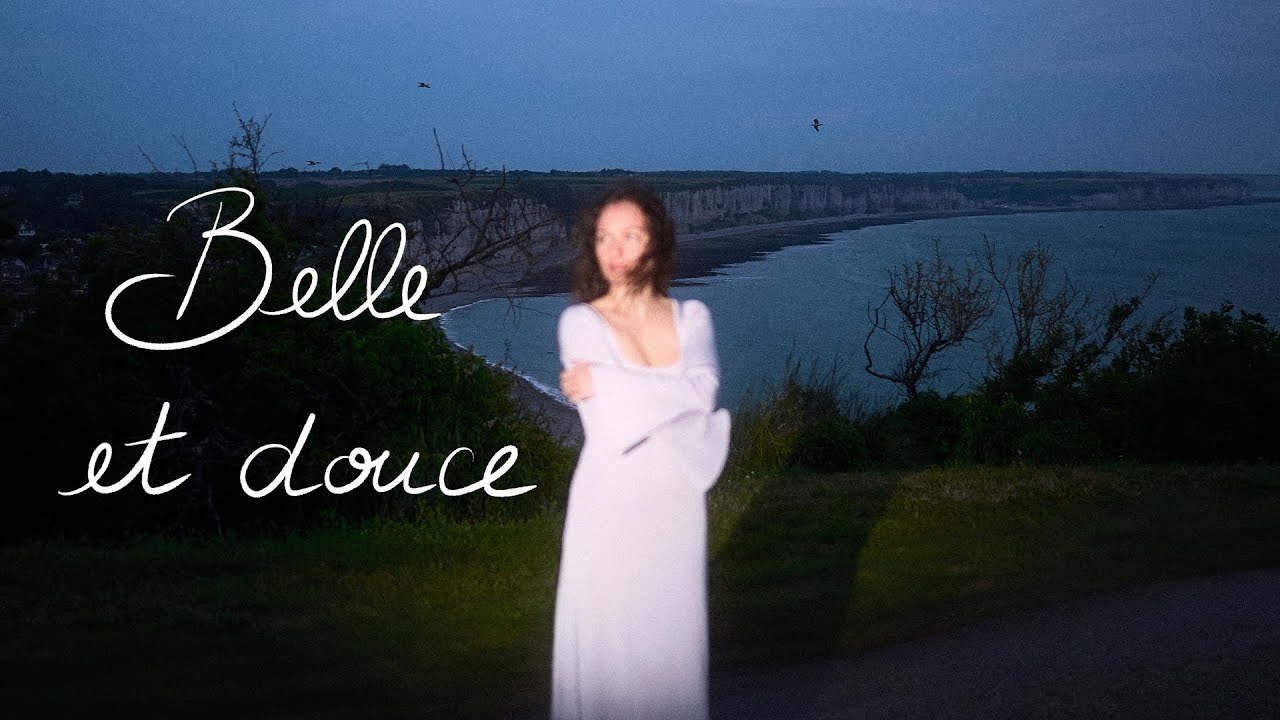 Belle et douce - Enola Cox (Lyric Vidéo)