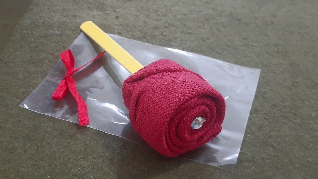 Como Fazer Rosa de Toalhinha de Mão!Lembrancinha para o Dia das Mães!
