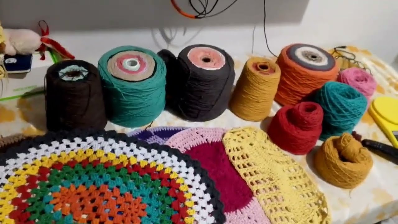 Crochetando com as sobras de barbantes. Muitas cores em 1 só cone🤩