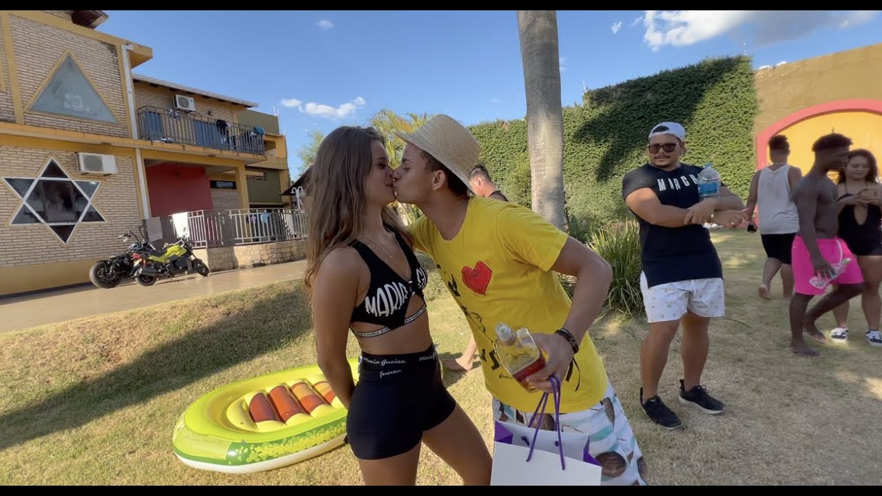 LUTA- ele ganhou um beijo pela vitória