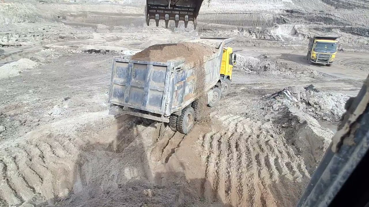#video​ Tasmishan Ishar taracks loading digging backhoe wahical machines materiyal luj loading Volvo