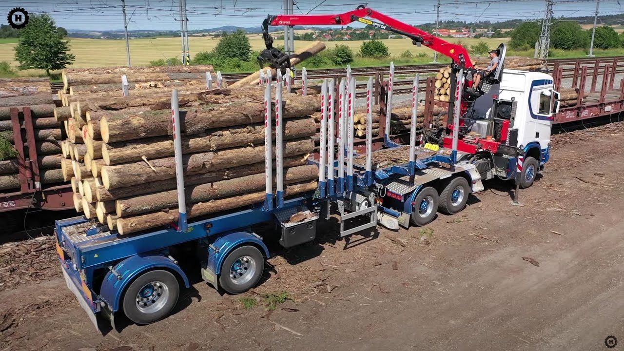 *Holbra DRON* Scania s ř&iacute;zen&yacute;m n&aacute;věsem při nakl&aacute;d&aacute;n&iacute; vagonů