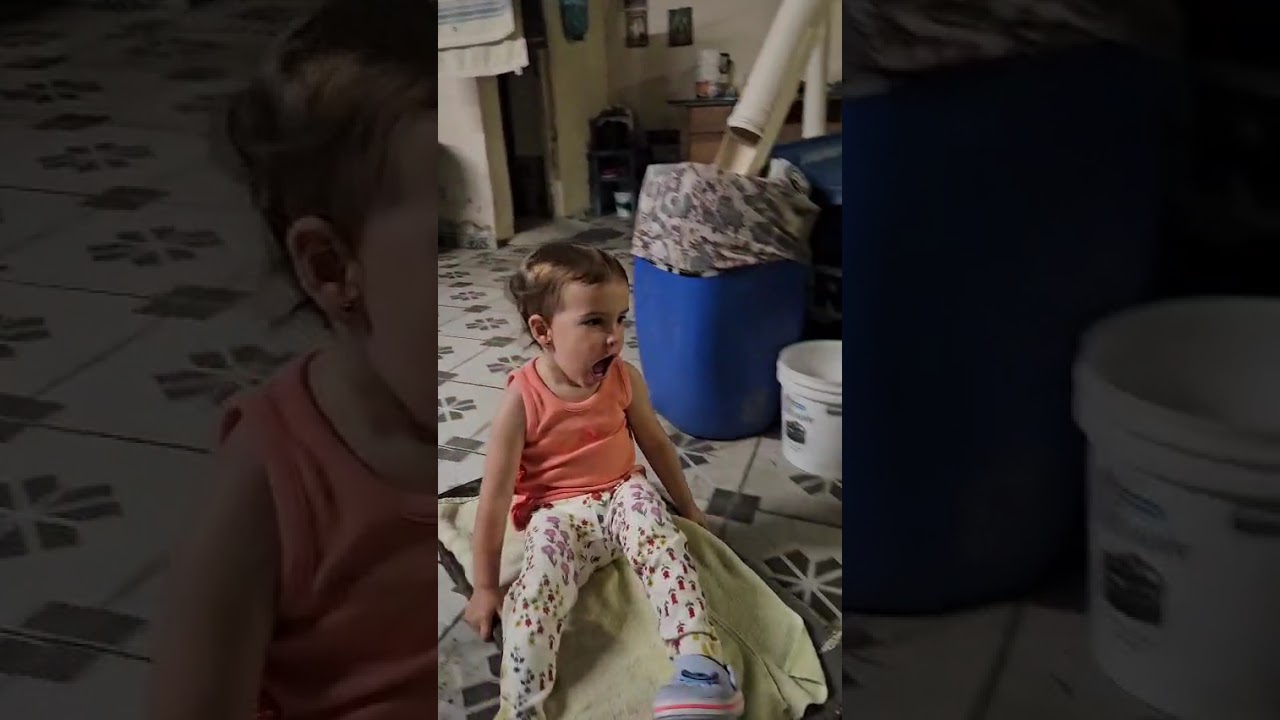 Betina de carrinho de rolimã com tio Luiz.