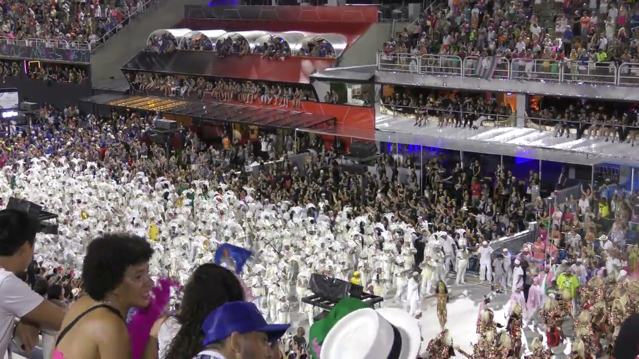 Apresentação da bateria da Mangueira no setor 6 - Carnaval 2023