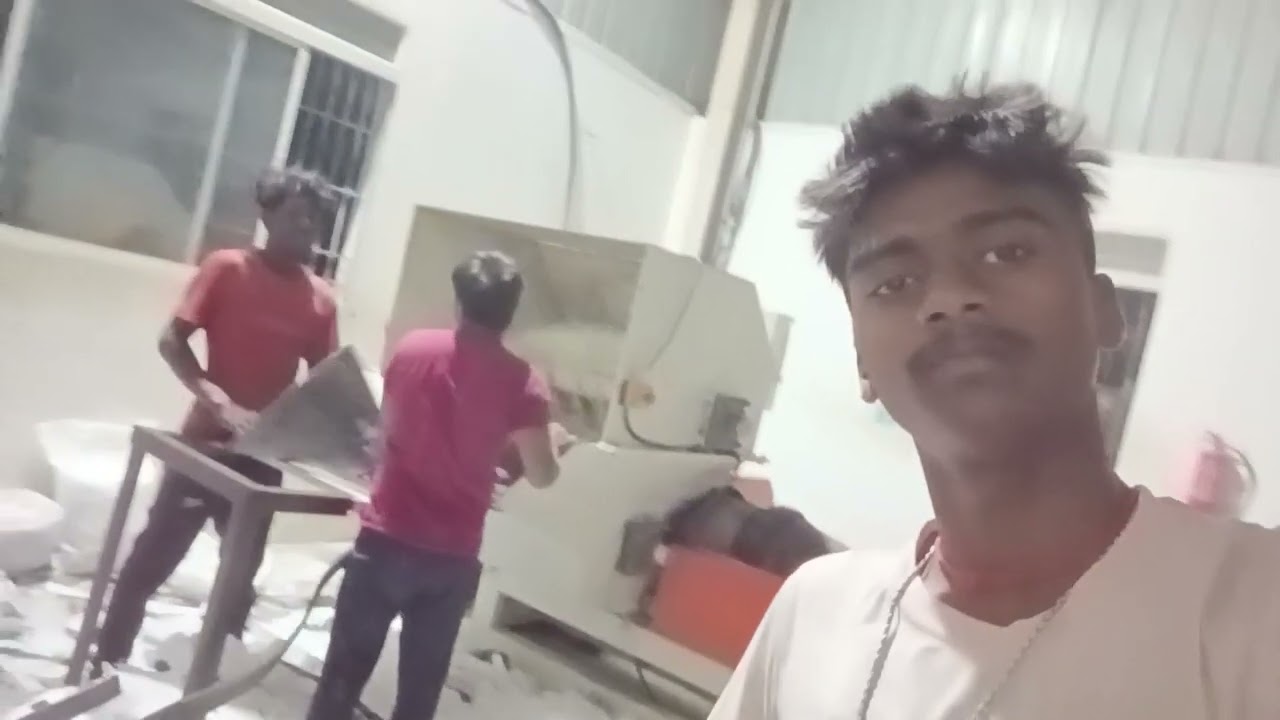 Factory me🏭 recycle masin 🥽me kam 😜ho raha😆 hi🔚