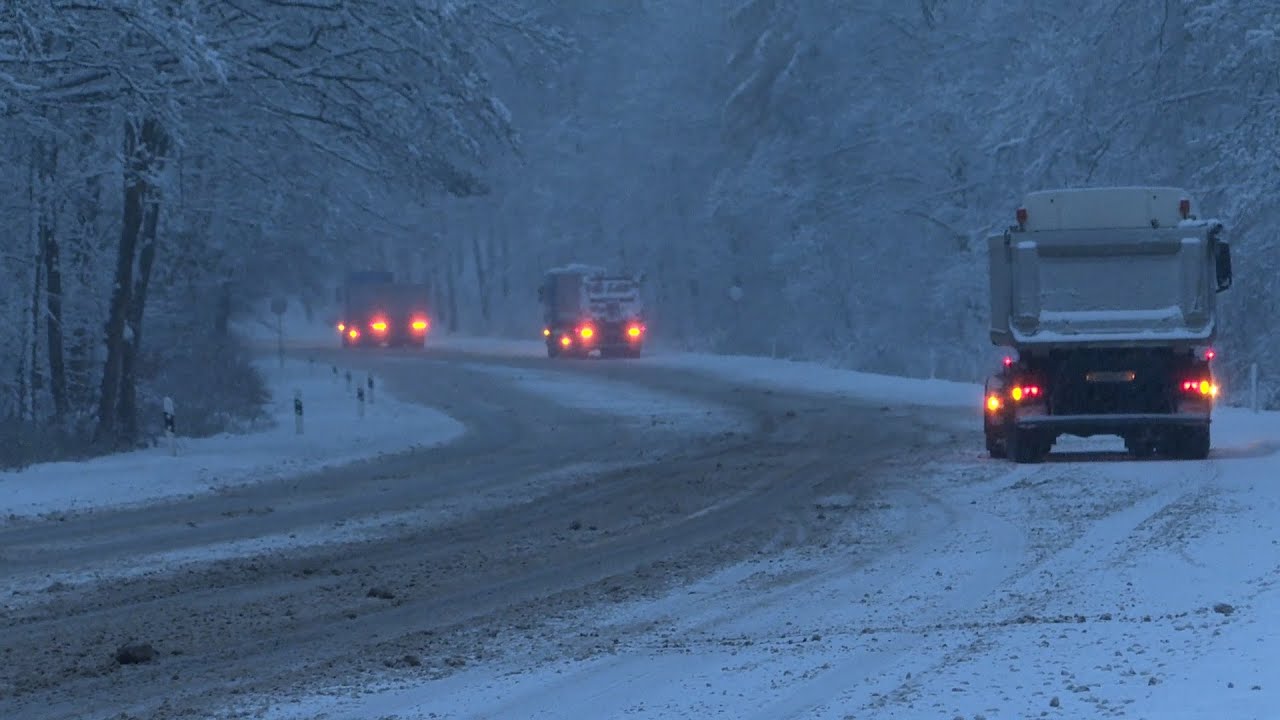 Bis zu 30 Zentimeter Neuschnee im Oberharz: LKW stecken auf der B4 fest