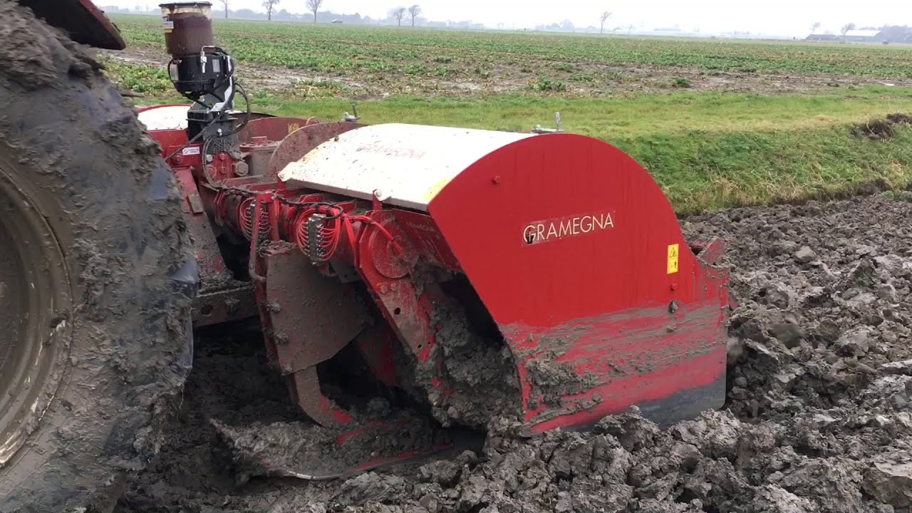 Nieuwe spitmachine voor Firma Goudsblom uit Dirkshorn Steyr 6140 CVT / 2 ha per uur / 4 spitmachines