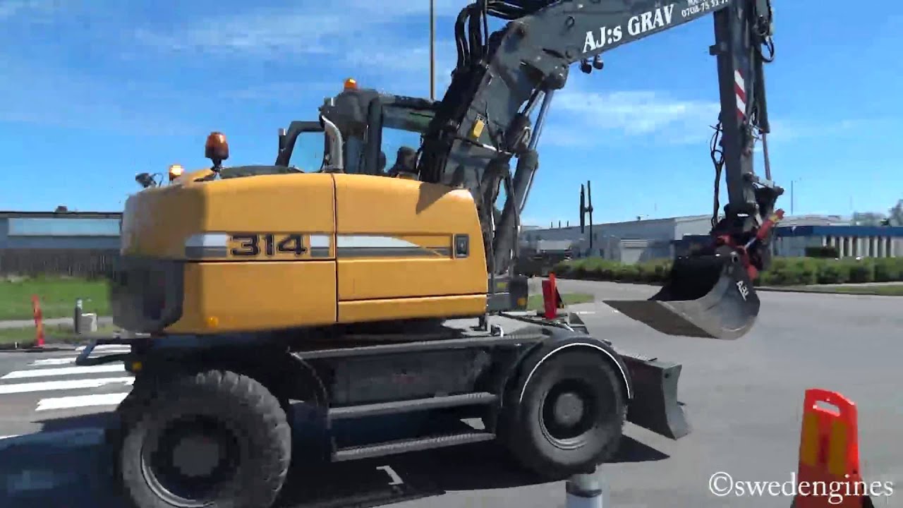 Liebherr 314 breaking asphalt