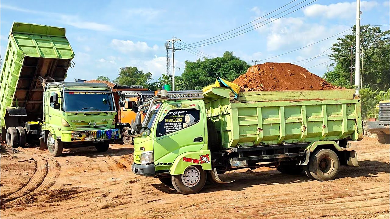 Truk Jomplang Mobil Truk HINO DUTRO 300 Bongkar MUATAN TANAH Urug FULL BAK Menggunung DILOKASI BARU