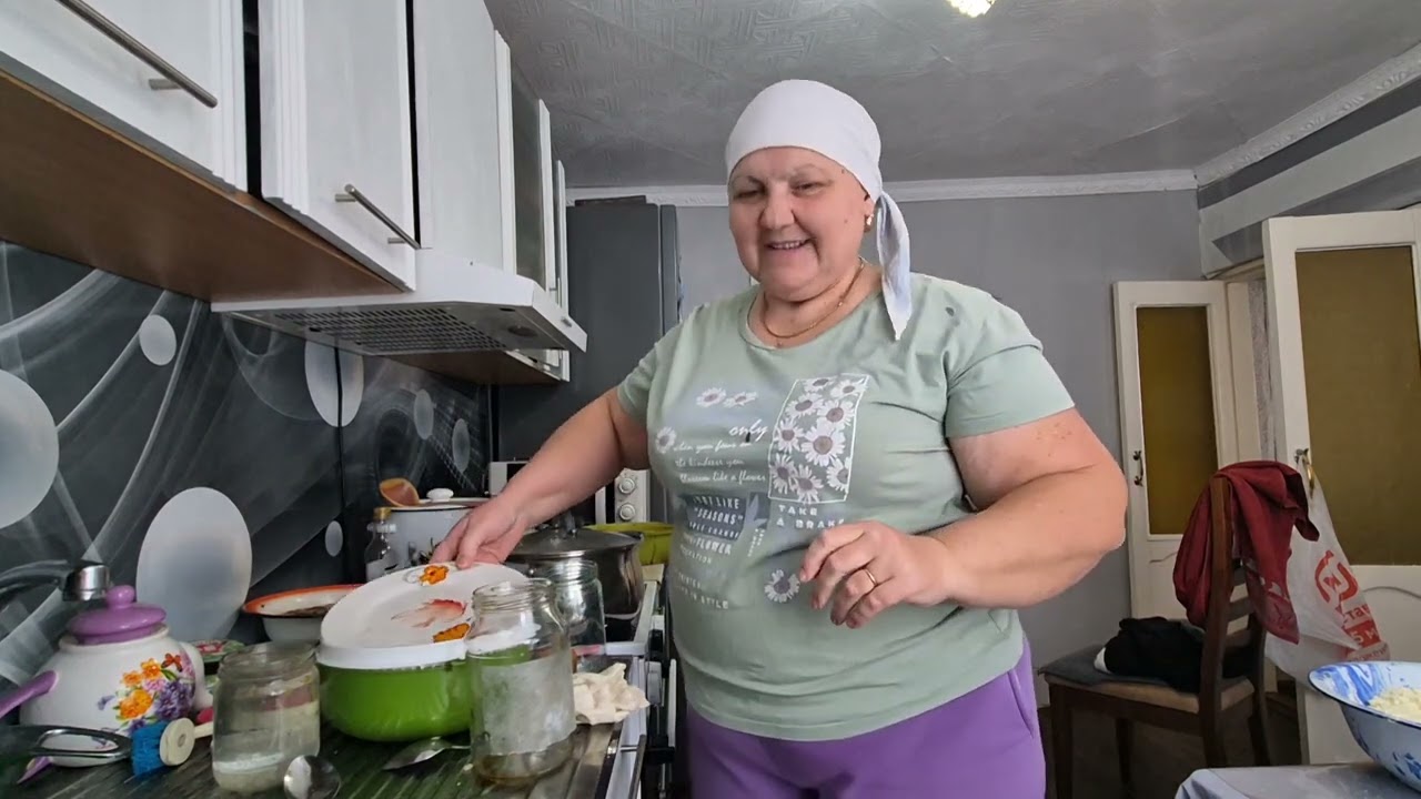 пол месяца не были в магазине готовлю что есть/ стараюсь чтобы муж был сытым обязательно/ на кухне