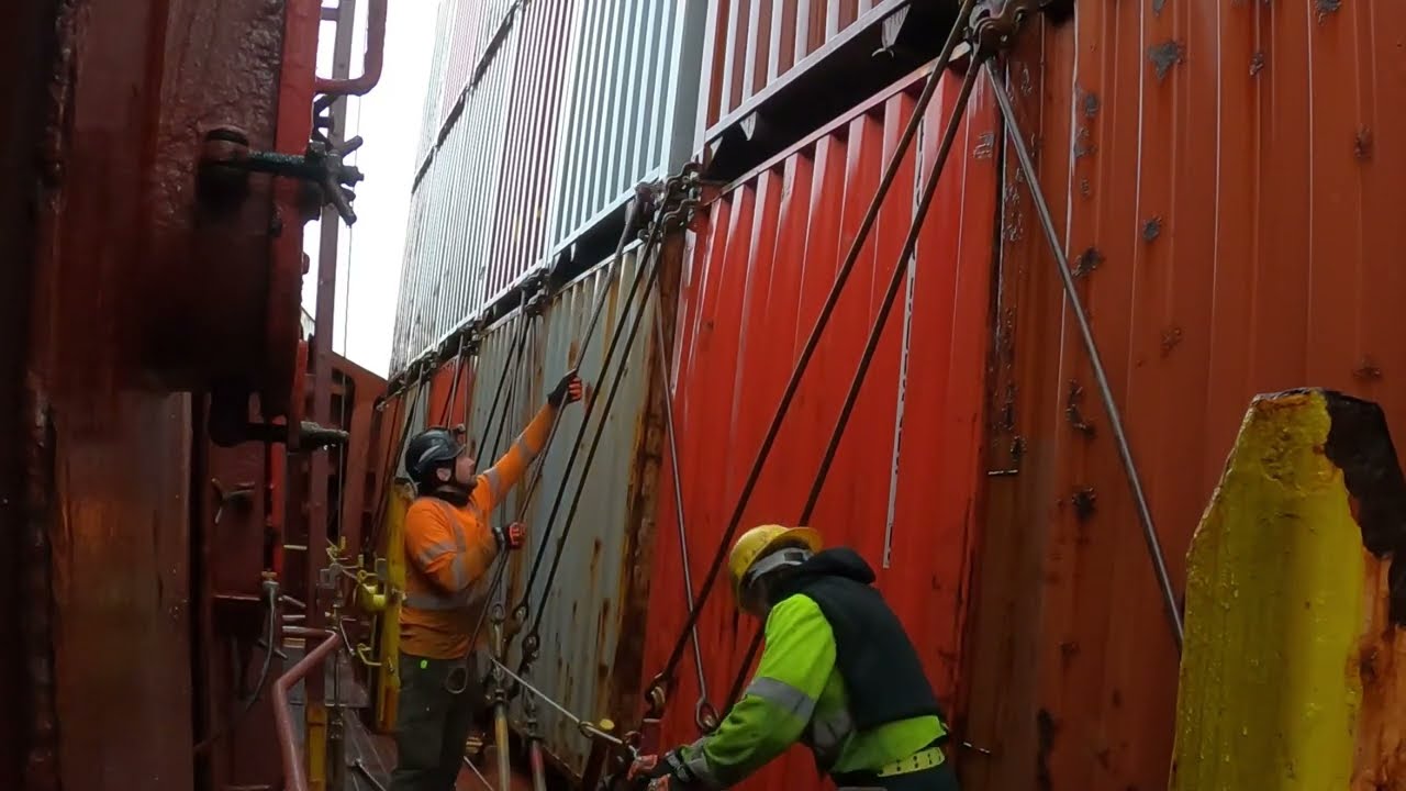 Container Ship Lashing - Nicolai Maersk - Lash -tube buckles - External (crisscross/knuckle lashing)