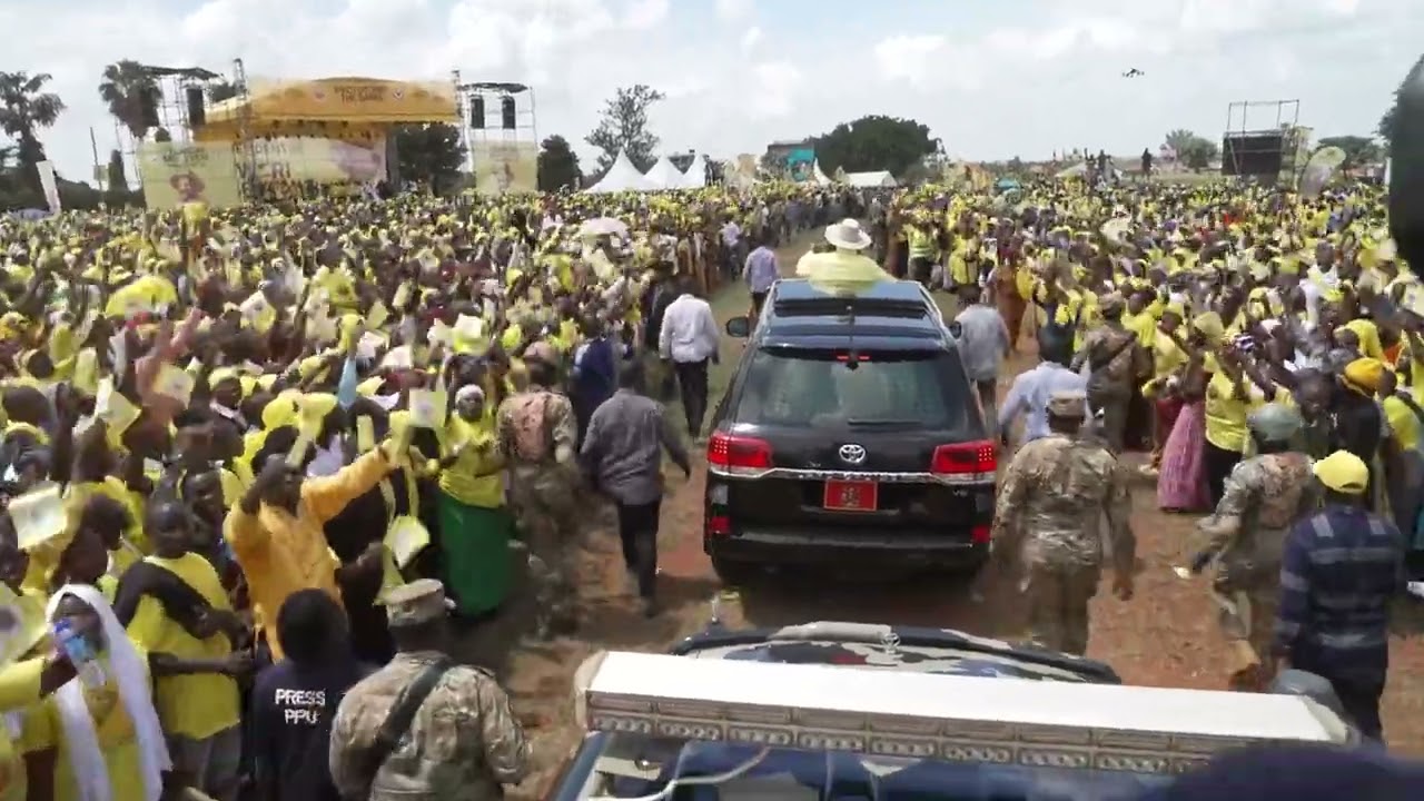 Museveni drives through Mbale City towards the campaign rally