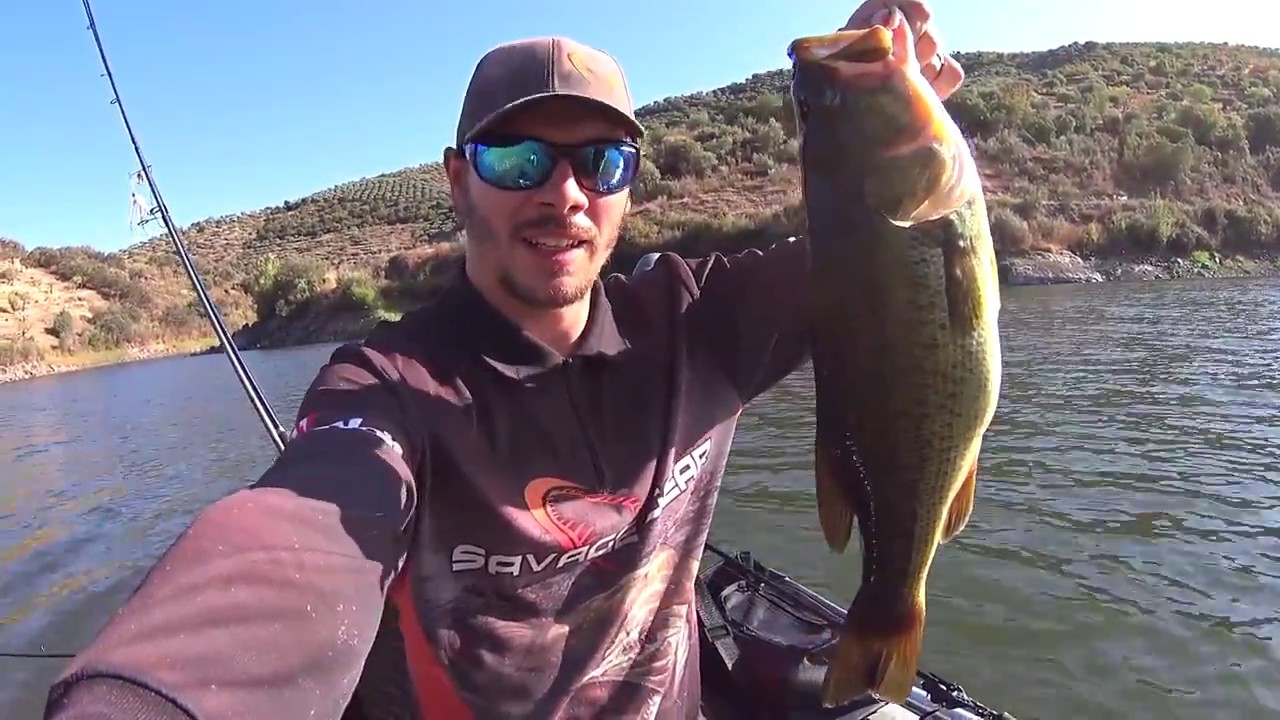 AMAZING Big Bass Fishing with the Savage Gear 3D Bat! BIG JUMP