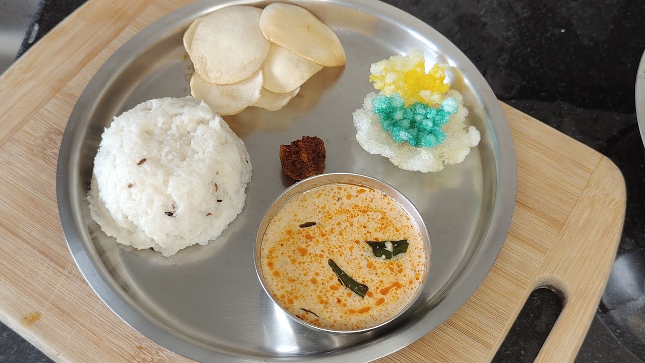 उपवासाची थाळी | Upvas Thali ही साधी आणि पौष्टिक उपवासाची थाळी — वरई भात आणि शेंगदाण्याची फोडणी/झिरक.