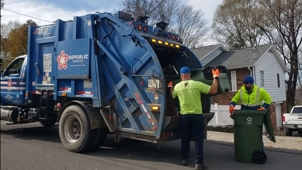 Republic Services Ford Heil Mini Rear Loader Garbage Truck on Recycle 