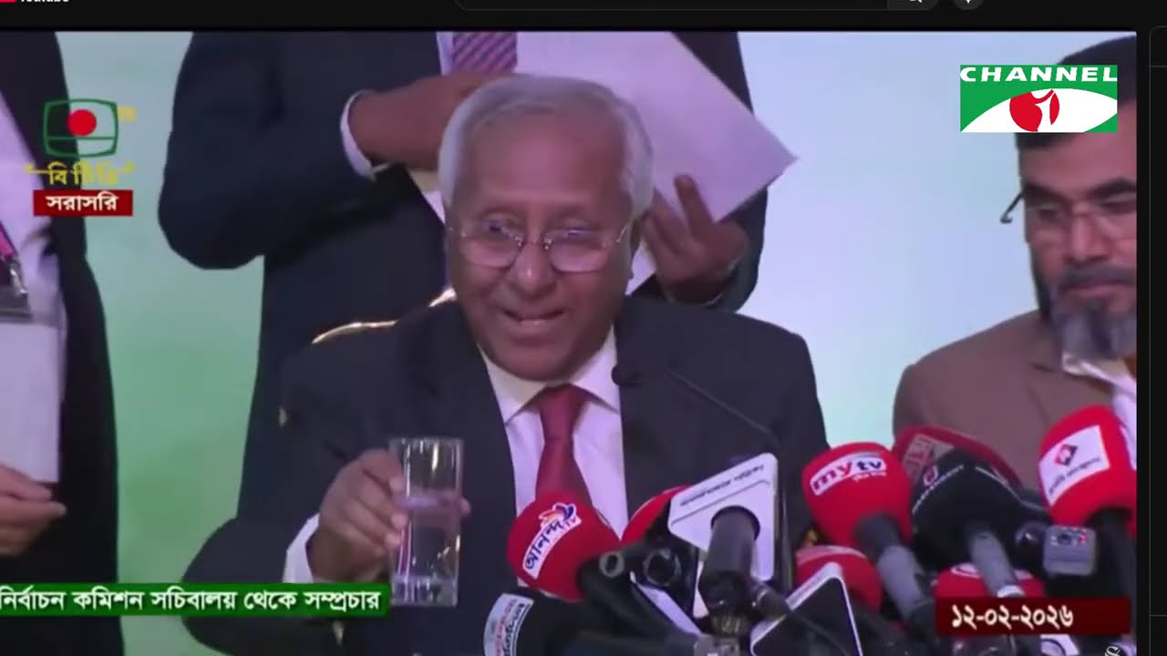 ব্রিফ করছেন সিইসি