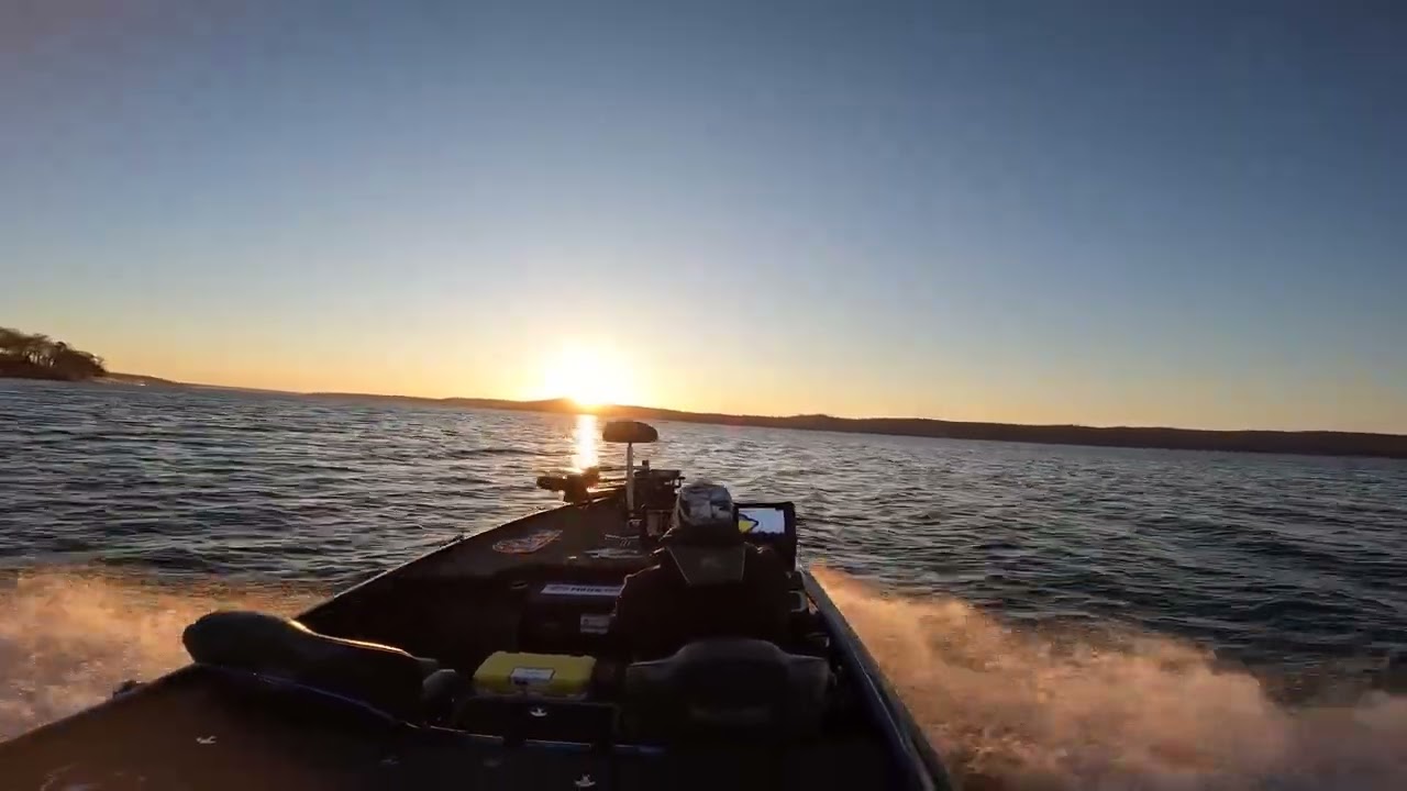 Lake Geneva Rough water windy day Nitro Z19 Mercury ProXS 200 November 2022.
