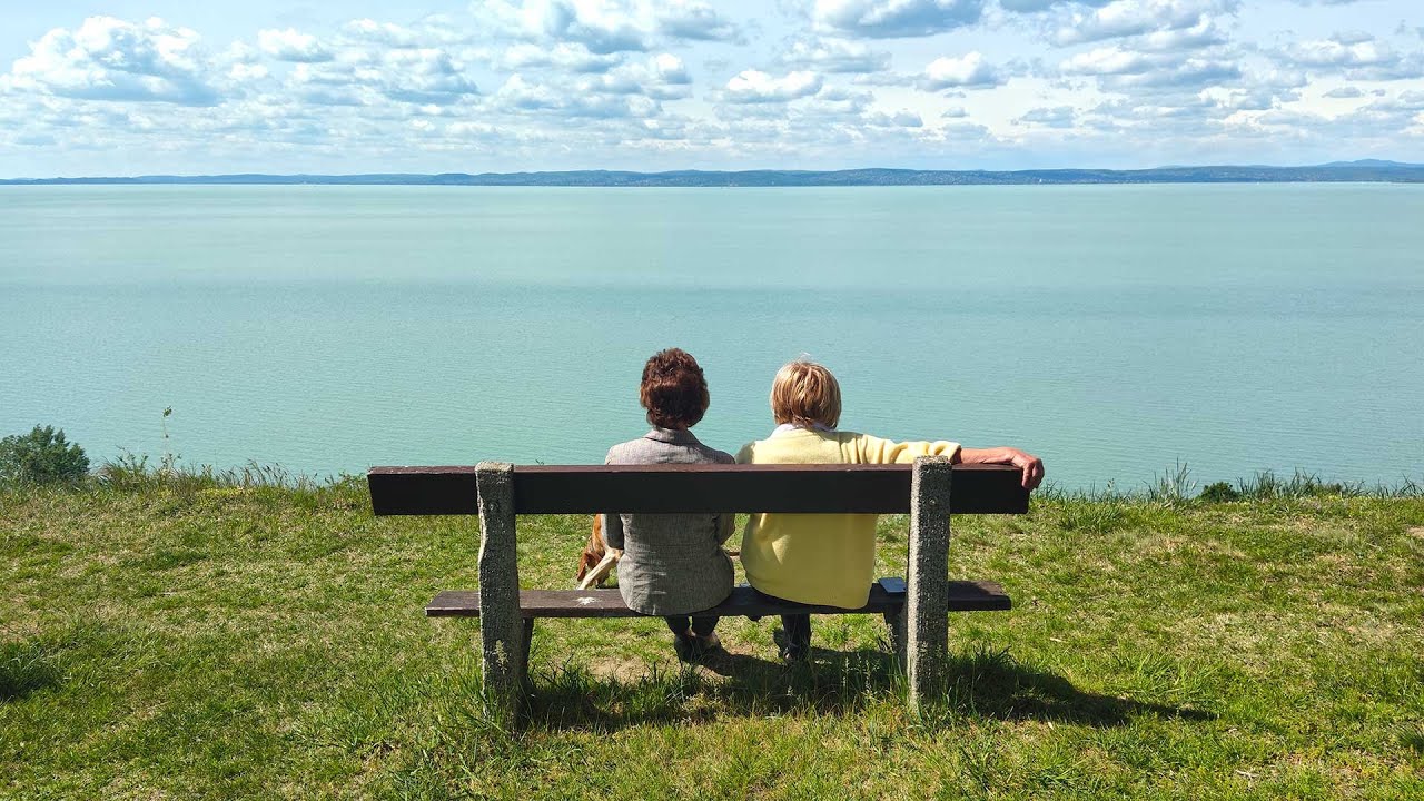 Panorámás kilátás a Balaton egész keleti medencéjére