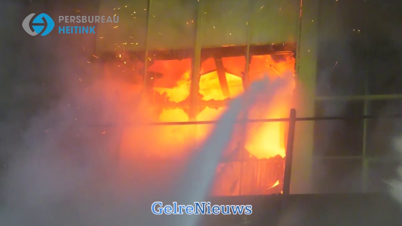 Zeer grote brand met veel rook in fabriekspand in Eerbeek