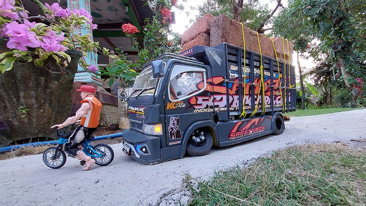 Muat Batu-Bata Sampai As Roda Patah Malah Ditinggal Naik Sepeda | cerita miniatur truk canter rc