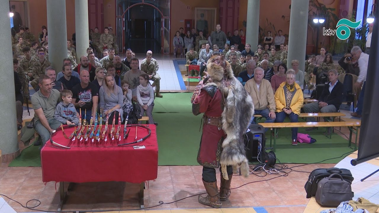 Mónus József többszörös világrekorder tradicionális távlövő íjász  előadása