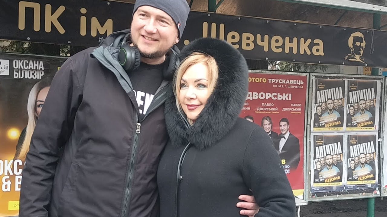 Народна артистка України Оксана Білозір виступає на вулиці у Трускавці