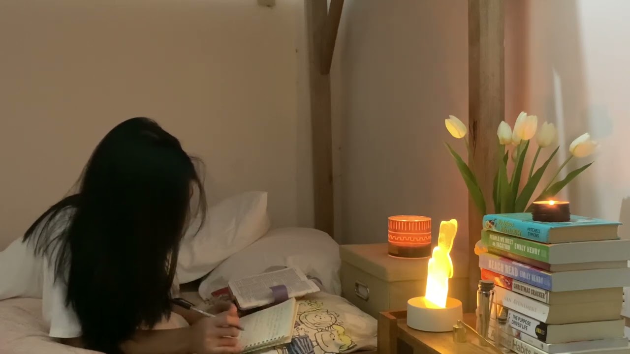 Candles and books 🤍