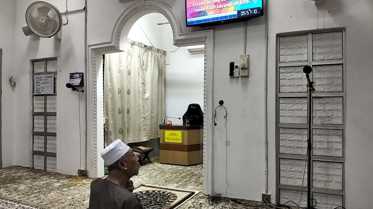 Kedatangan Muhazin Hakim bagi melaungkan Azan Subuh sebentar lagi..