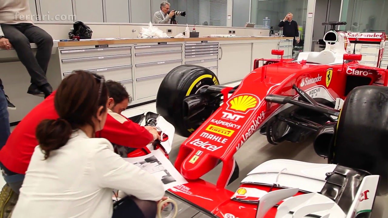 F1 - La Nuova Ferrari SF16-H 2016 / Stickering Time-lapse