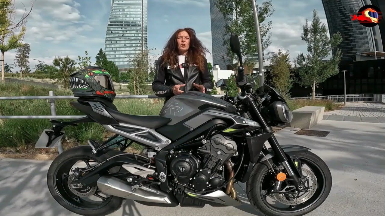 En moto con Elena Calleja: Prueba Triumph Street Triple 765 R 2023
