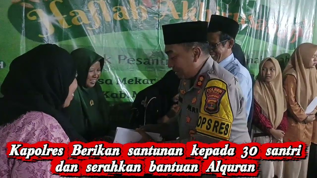 Kapolres Mesuji berbagi kepada anak santri