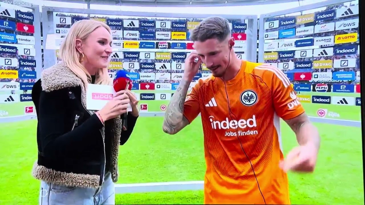 Friedl muss der Reporterin erstmal erklären dass er bei Werder spielt. Wie peinlich ist das denn? 😂