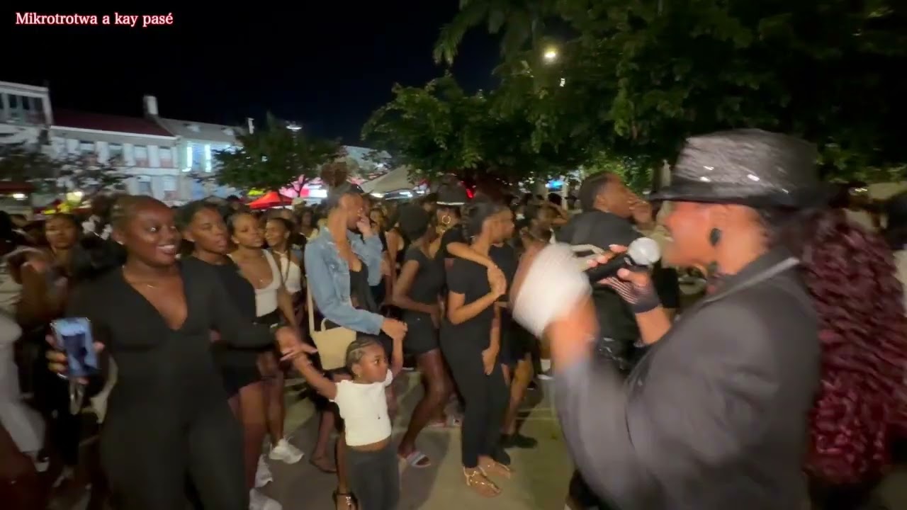 Le grand vidé noir & blanc dans les rues de Basse - Terre.