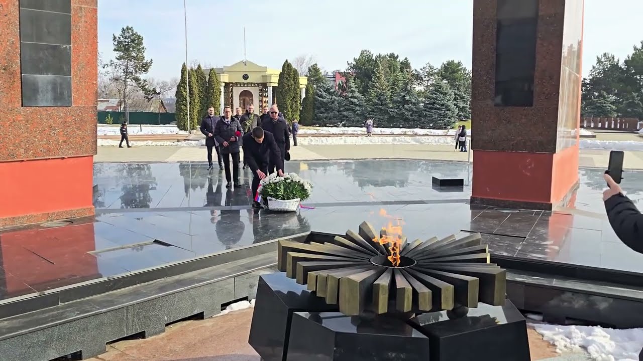 Кишинёв. Посол Российской Федерации О.Б.Озеров на Мемориале.