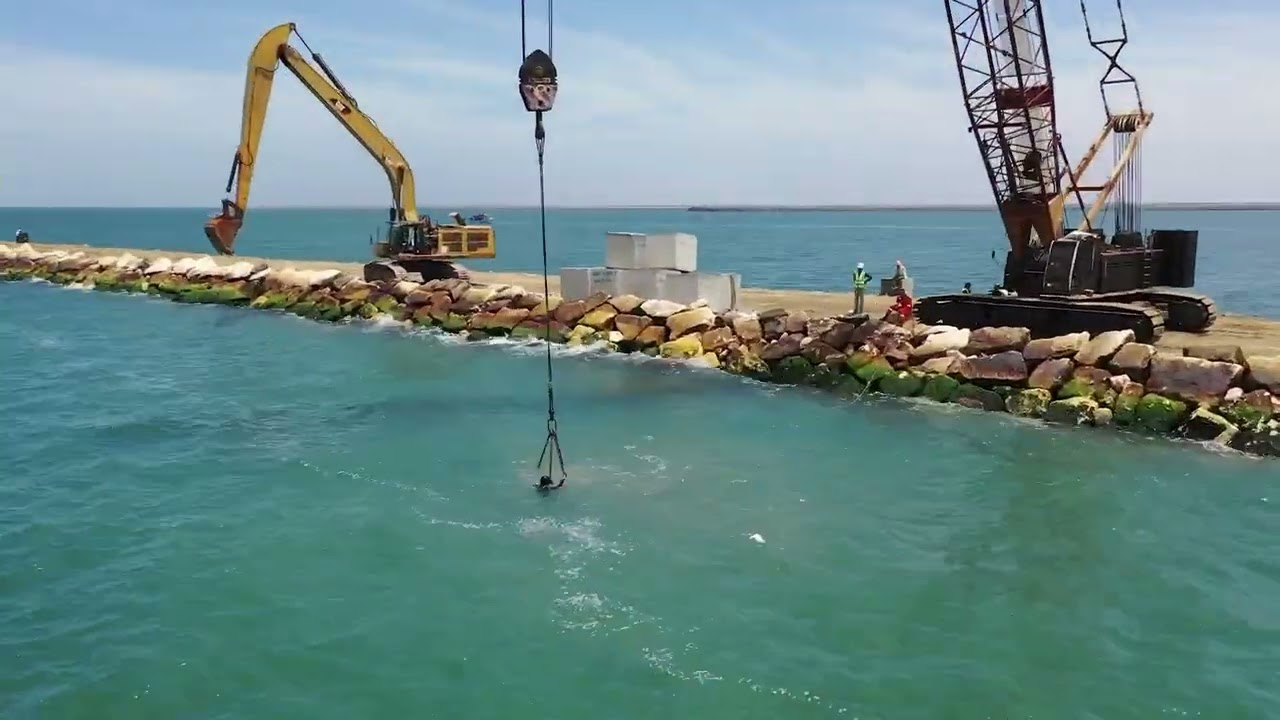 تصوير جوي لأعمال تنفيذ مشروع حاجز الأمواج الغربي الجديد بميناء دمياط