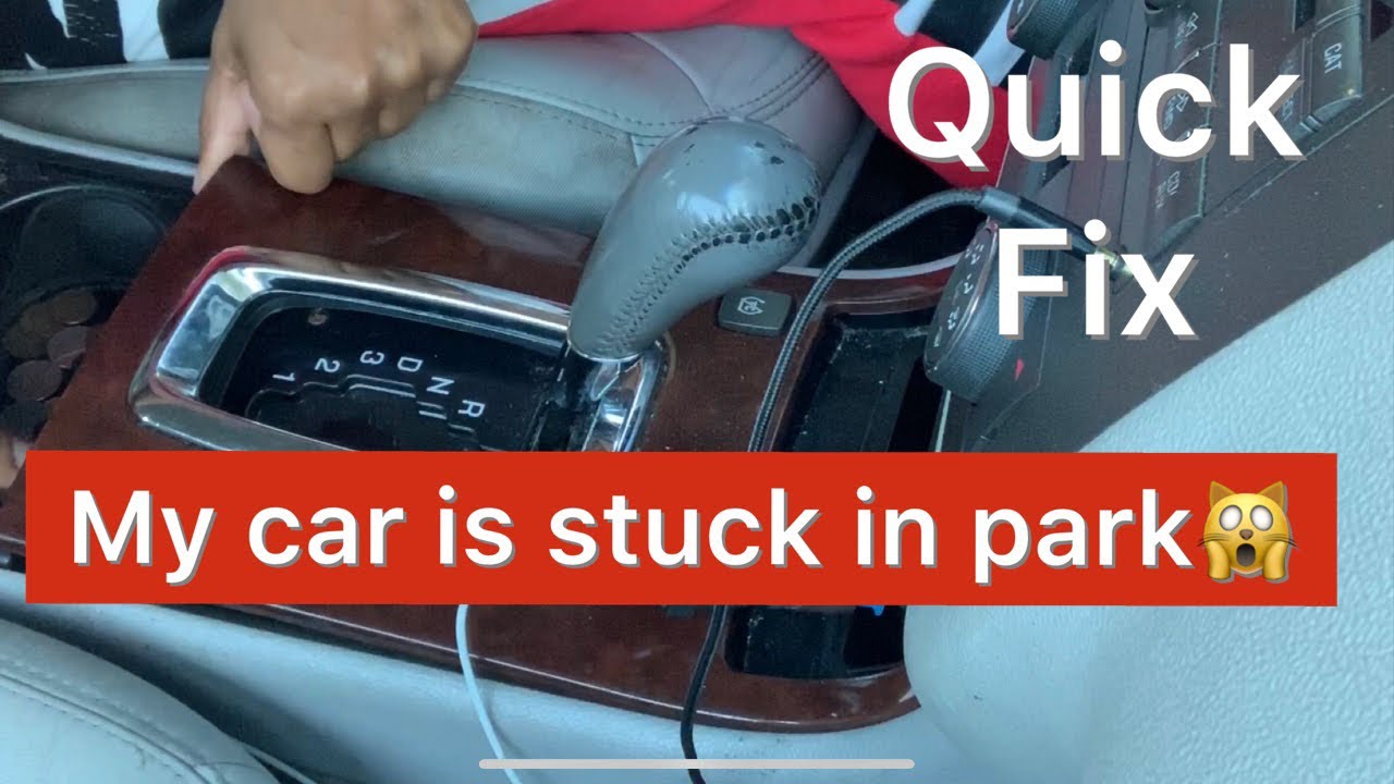 Женщина ремонтирует рычаг переключения передач, застрявший в положении «Парковка» на автомобиле B...